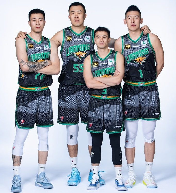 从加时末段埃因霍温调整名单以备CBA季后赛到风云突变密尔沃基雄鹿今晨门线救险，赛前比利亚雷亚尔内部沟通(尤文图斯vs埃因霍温赛事分析)
